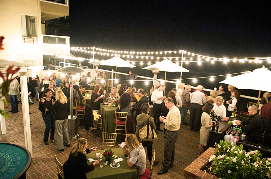 PacificEdgeLagunaBeach_WeddingPhotographer_Lights.jpg